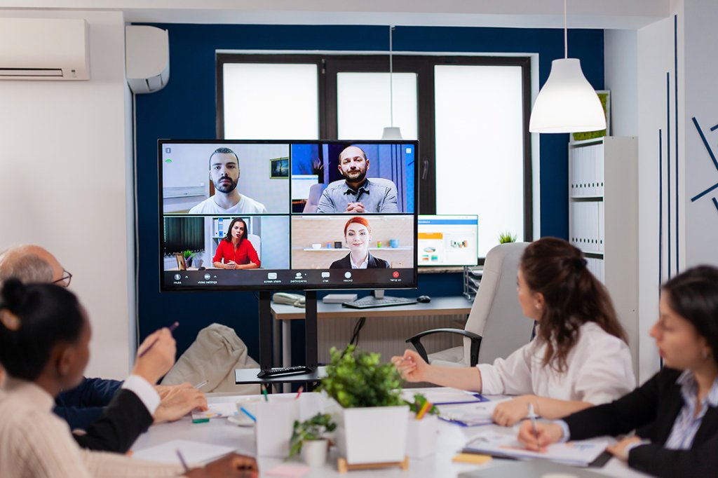 People discussing something on the video meeting